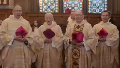 Ein Ständchen zum 65-jährigen Priesterjubiläum gibt es an diesem Morgen vom Chor und den Mitbrüdern für Ehrendomherr Prälat Peter Schnell / © Beatrice Tomasetti (DR)