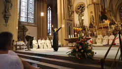 Ein Tanz im Pontifikalamt am Tag der Frauen am Montag der Liboriwoche (DR)