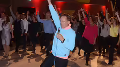 Ein Tanzlehrer macht vor, wie es gehen soll&hellip; / &copy; Tomasetti (DR)