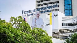 Ein überdimensionales Plakat mit einem Foto von Papst Franziskus hängt an einem Krankenhaus in Bangkok / © Robert Spring (KNA)
