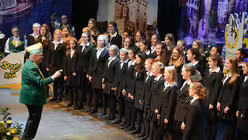 Ein Vergn&uuml;gen f&uuml;r beide Seiten: Dompropst Bachner dirigiert erstmalig den M&auml;dchenchor am K&ouml;lner Dom. / &copy; Beatrice Tomasetti (DR)