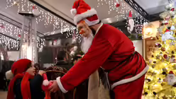 Ein Weihnachtsmann in Aleppo, Syrien / © Ammar Safarjalani/XinHua (dpa)