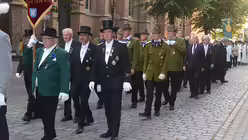 Ein wenig aus der Zeit gefallen wirken die unterschiedlichen Uniformen der Sch&uuml;tzen. / &copy; Tomasetti (DR)