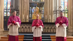 Dompropst Guido Assmann (m.) mit den beiden neuen Domkapitularen Prof. Dr. Christoph Ohly (l.) und Guido Zimmermann (r.) / © Beatrice Tomasetti (DR)