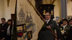 Eine Abordnung der Sch&uuml;tzen zieht mit ein. / &copy; Tomasetti (DR)