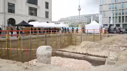 Eine Baugrube ist vor der Grundsteinlegung f&uuml;r das Mehrreligionengeb&auml;ude "House of One" in Berlin zu sehen / &copy; Wolfgang Kumm (dpa)