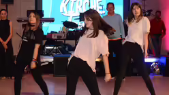 Eine Einlage, die zum Nachmachen animiert: Junge Tänzerinnen der Kölner Tanzschule Stallnig-Nierhaus zeigen ihr Können. / © Tomasetti (DR)