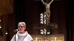 Eine Frau in Albe spricht w&auml;hrend eines Wortgottesdienstes der Initiative Maria 2.0 im Frankfurter Dom w&auml;hrend der Synodalversammlung am 31. Januar 2020 in Frankfurt. / &copy; Harald Oppitz (KNA)