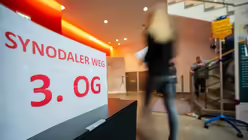 Eine Frau geht zur Veranstaltung "Synodaler Weg" im Haus am Dom / &copy; Andreas Arnold (dpa)