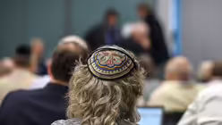 Eine Frau mit Kippa (KNA)