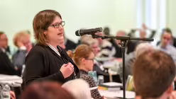 Eine Frau spricht bei den Beratungen der Synodalversammlung / &copy; Harald Oppitz (KNA)