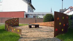 Eine Initiative von Ehrenamtlern für trauernde Eltern: Das Gräberfeld in Thenhoven, künstlerisch gestaltet. / © Beatrice Tomasetti (DR)