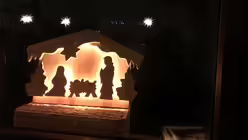 Eine Krippe im Fenster der katholischen Kindertageseinrichtung / © Veronika Seidel Cardoso (DR)