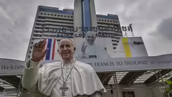 Eine lebensgro&szlig;e Figur von Papst Franziskus steht vor dem Saint Louis Krankenhaus anl&auml;sslich der bevorstehenden Thailand-Reise des Papstes. Der Pontifex reist vom 20. bis zum 23.11. in das s&uuml;dostasiatische Land. / &copy; Gemunu Amarasinghe/AP (dpa)