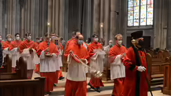 Eine letzte Einzugsprozession mit Domzeremoniar Tobias Hopmann. / &copy; Beatrice Tomasetti (DR)