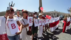 Eine Menschengruppe h&auml;lt Schilder zu dem Wort "Belarus" auf dem Petersplatz in die Luft / &copy; Evandro Inetti/ZUMA Wire (dpa)