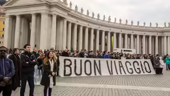 Eine Menschenmenge auf dem Petersplatz im Vatikan w&uuml;nscht dem Papst eine gute Reise nach S&uuml;damerika / &copy; Paolo Galosi/Romano Siciliani (KNA)