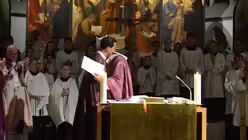 Eine mitbr&uuml;derliche Umarmung besiegelt die neue Amts&uuml;bertragung. / &copy; Tomasetti (DR)