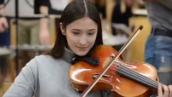 Eine Musikerin - mit chilenischen Wurzeln - vertieft in die Musik ihrer Herkunftskultur. / &copy; Tomasetti (DR)