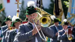 Eine Musikkapelle zieht mit der Fronleichnams-Prozession zur Boots-Anlegestelle am Staffelsee / &copy; Matthias Balk (dpa)