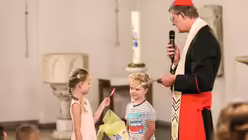 Eine neue Grundschülerin und ein neuer Grundschüler während des Einschulungsgottesdienst in St. Marien, Köln-Kalk. / © Schoon (Erzbistum Köln)