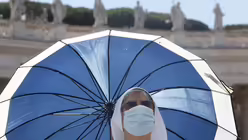 Eine Nonne tr&auml;gt einen Mundschutz beim Angelusgebet / &copy; Riccardo De Luca (dpa)