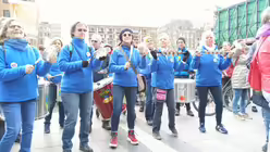 Eine Samba-Gruppe sorgt f&uuml;r noch mehr Stimmung   / &copy; Oliver Kelch  (DR)