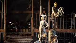 Eine typische Stra&szlig;enszene in der Oper von Kurt Weill / &copy; Bernhard Walterscheid (K&ouml;lner Dommusik)