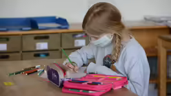 Eine ungewohnte Situation, im Klassenraum aber freiwillig: Lernen mit Mundschutz / &copy; Beatrice Tomasetti (DR)
