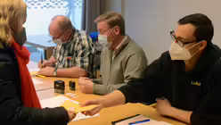 In einem ersten Schritt werden Personal- und Impfausweise geprüft. / © Beatrice Tomasetti (DR)