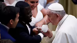 Einen Schluck Mate-Tee, Franziskus? / &copy; Yara Nardi (Reuters)