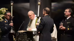 Einer der Milit&auml;rgeistlichen tr&auml;gt das Evangelium vor. / &copy; Beatrice Tomasetti (DR)