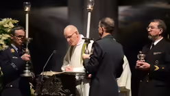 Einer der Militärgeistlichen trägt das Evangelium vor. / © Beatrice Tomasetti (DR)