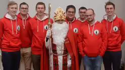 Eines der Erkennungszeichen der Dommessdiener und richtig chic: das neue rote Sweat-Shirt mit Dom-Logo. / © Tomasetti (DR)