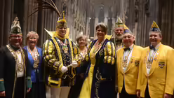 Eines von den vielen Prinzenpaaren und Dreigestirnen an diesem Abend: Dennis I. und Natascha I. aus Langenfeld mit Gefolge. / © Tomasetti (DR)