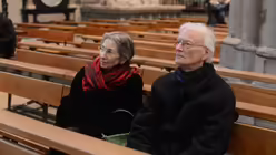 Einfach nur der meditativen Musik lauschen will dieses Paar / &copy; Beatrice Tomasetti (DR)