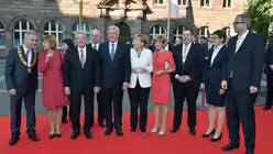 Polit-Prominenz  vor der Paulskirche in Frankfurt/Main. / &copy; Boris Roessler (dpa)