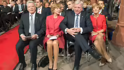 (L-R) Bundespräsident Joachim Gauck, seine Lebensgefährtin Daniela Schadt, der hessische Ministerpräsident und Bundesratspräsident Volker Bouffier und seine Frau Ursula unterhalten sich am 03.10.2015 in Frankfurt/Main vor dem Beginn eines ökumenischen Got / © Boris Roessler (dpa)