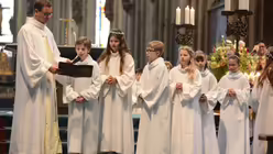 Einige Kinder sprechen Begr&uuml;&szlig;ungsworte. / &copy; Beatrice Tomasetti (DR)