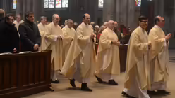 Einzug in den K&ouml;lner Dom. Links: Florian Ripka, Gesch&auml;ftsf&uuml;hrer von KIRCHE IN NOT / &copy; Beatrice Tomasetti (DR)