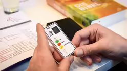 Elektronisches Abstimmungsger&auml;t auf der Synodalversammlung / &copy; Harald Oppitz (KNA)