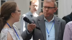 Elena Szuczies, Assistentin der Kölner Dommusik, im Gespräch mit Georg Wiesemann / © Beatrice Tomasetti (DR)