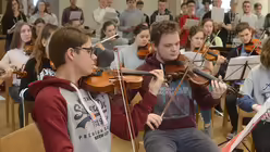 Elias Stoffel (links) von der Kölner Liebfrauenschule ist der Konzertmeister. / © Tomasetti (DR)