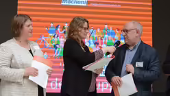 Elisabeth Wessel und Joachim Oepen, beide aus St. Severin, berichten aus ihrer Gruppe. / &copy; Beatrice Tomasetti (DR)