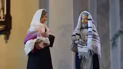 Elisabeth, Zacharias und Johannes stehen in der Katharinenkapelle. / © Beatrice Tomasetti (DR)