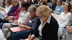 Elke B&ouml;hme-Barz, Leiterin des Stiftungszentrums im Erzbistum, interessiert sich f&uuml;r den von Pfarrer Meiering angesto&szlig;enen Prozess. / &copy; Beatrice Tomasetti (DR)