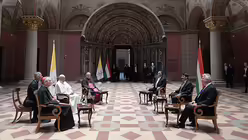 Empfang von Papst Franziskus (l.) durch Viktor Orban (r.h.), Ministerpr&auml;sident von Ungarn, und Janos Ader (r.m.), Staatspr&auml;sident von Ungarn am 12. September in Budapest. / &copy; Vatican Media/Romano Siciliani (KNA)