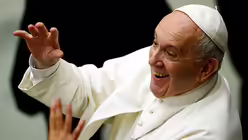 Er freut sich sichtlich: Papst Franziskus gr&uuml;&szlig;t die Pfadfinder / &copy; Yara Nardi (Reuters)