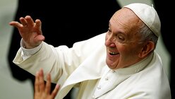 Er freut sich sichtlich: Papst Franziskus grüßt die Pfadfinder / © Yara Nardi (Reuters)