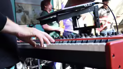 Anselm Thesen spielt lässig am Keyboard / © Melanie Trimborn (DR)